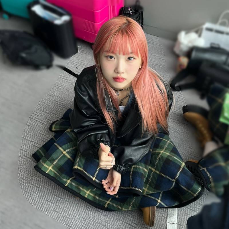 핑크 머리로 바꾼 후, 팬들 사이에서 캐릭터 닮았다고 말 나오는 걸그룹 멤버 | 인스티즈
