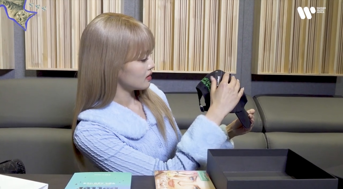 [잡담] 앤 마리 굿즈 받고 신나 하는 민니 진짜 세젤귀 | 인스티즈