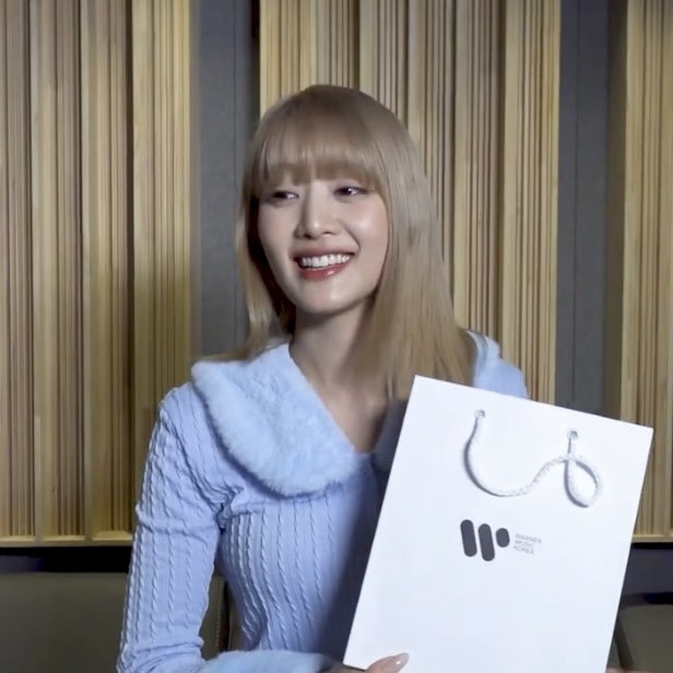 [잡담] 앤 마리 굿즈 받고 신나 하는 민니 진짜 세젤귀 | 인스티즈