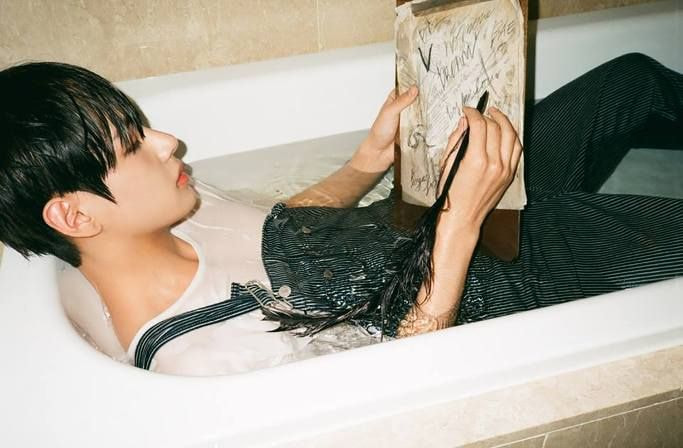 [잡담] 방탄 뷔 사진 두장으로 보는 성장…. 내가 다 짜릿함 | 인스티즈