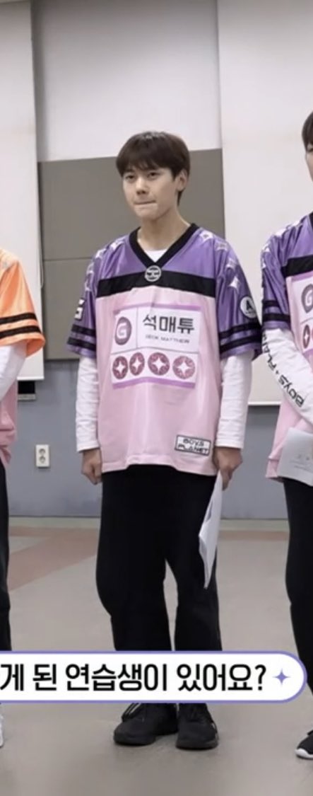 [잡담] 매튜 아까 올라온 ㅅㅍ 사진에서 신은 신발.. 이 신발이랑 같은 건가? | 인스티즈