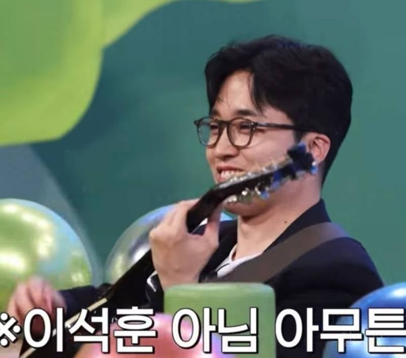 현재 강남역 빌딩 차지하고 있는 한 싱어송 라이터 | 인스티즈