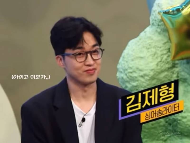 현재 강남역 빌딩 차지하고 있는 한 싱어송 라이터 | 인스티즈