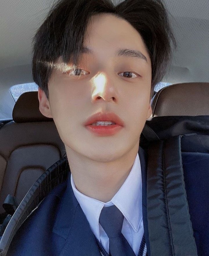 [잡담] 대신 효자 지웅이가 직접 올려준 셀카 받아먹자 엄마들아 .. 💙 | 인스티즈