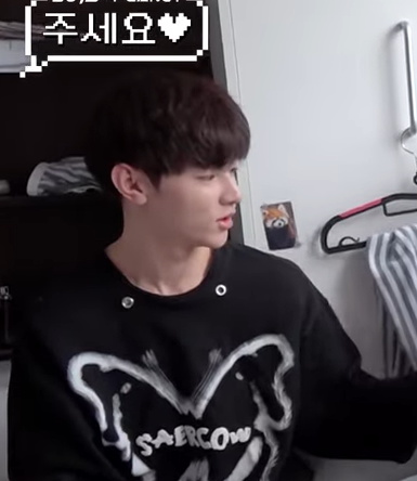 [잡담] 장하오 옷장?에 너구리 사진 붙어있네 | 인스티즈