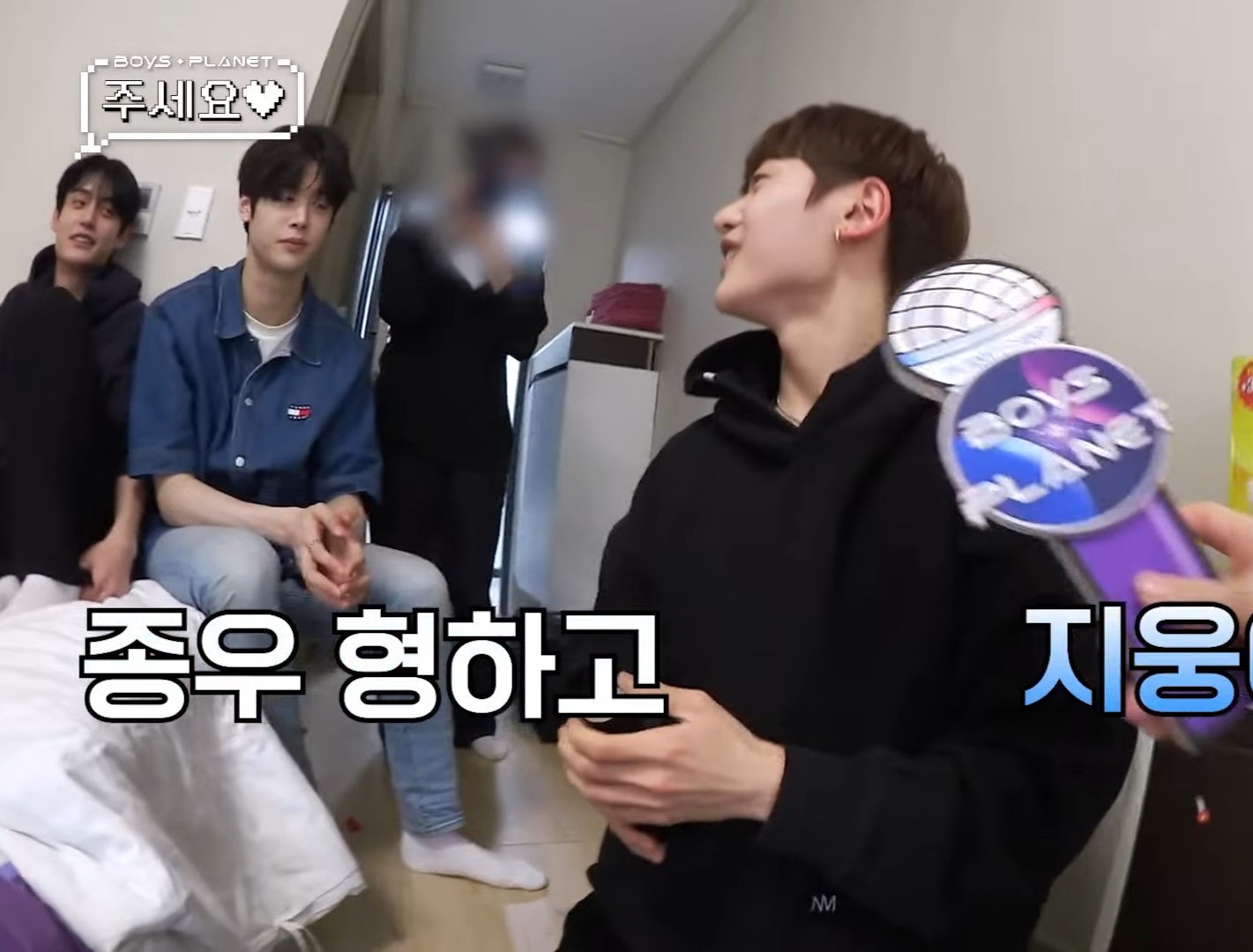 ㄱ [잡담] 즁윶 유진이 향수 고르고 지웅이 쳐다보는 거 같은데 | 인스티즈
