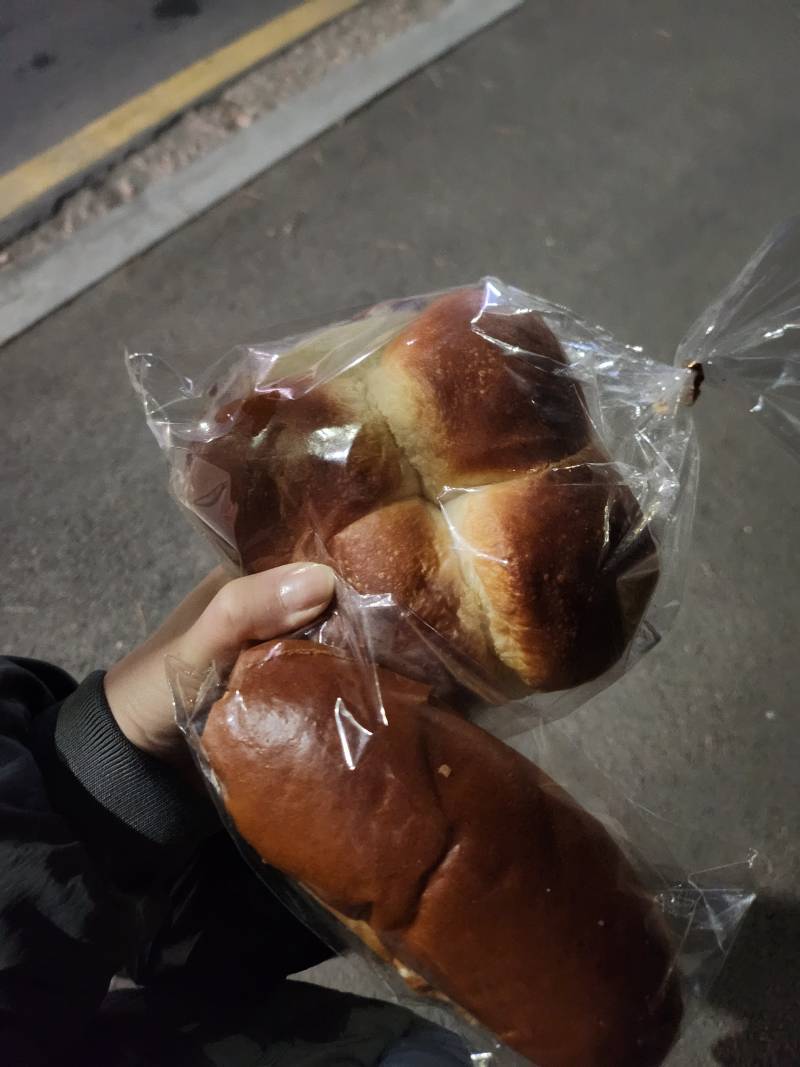 동네빵집 갔는데 사장님이 셀프로 계산하래서 했더니 잘했다고 서비스빵 주심 | 인스티즈