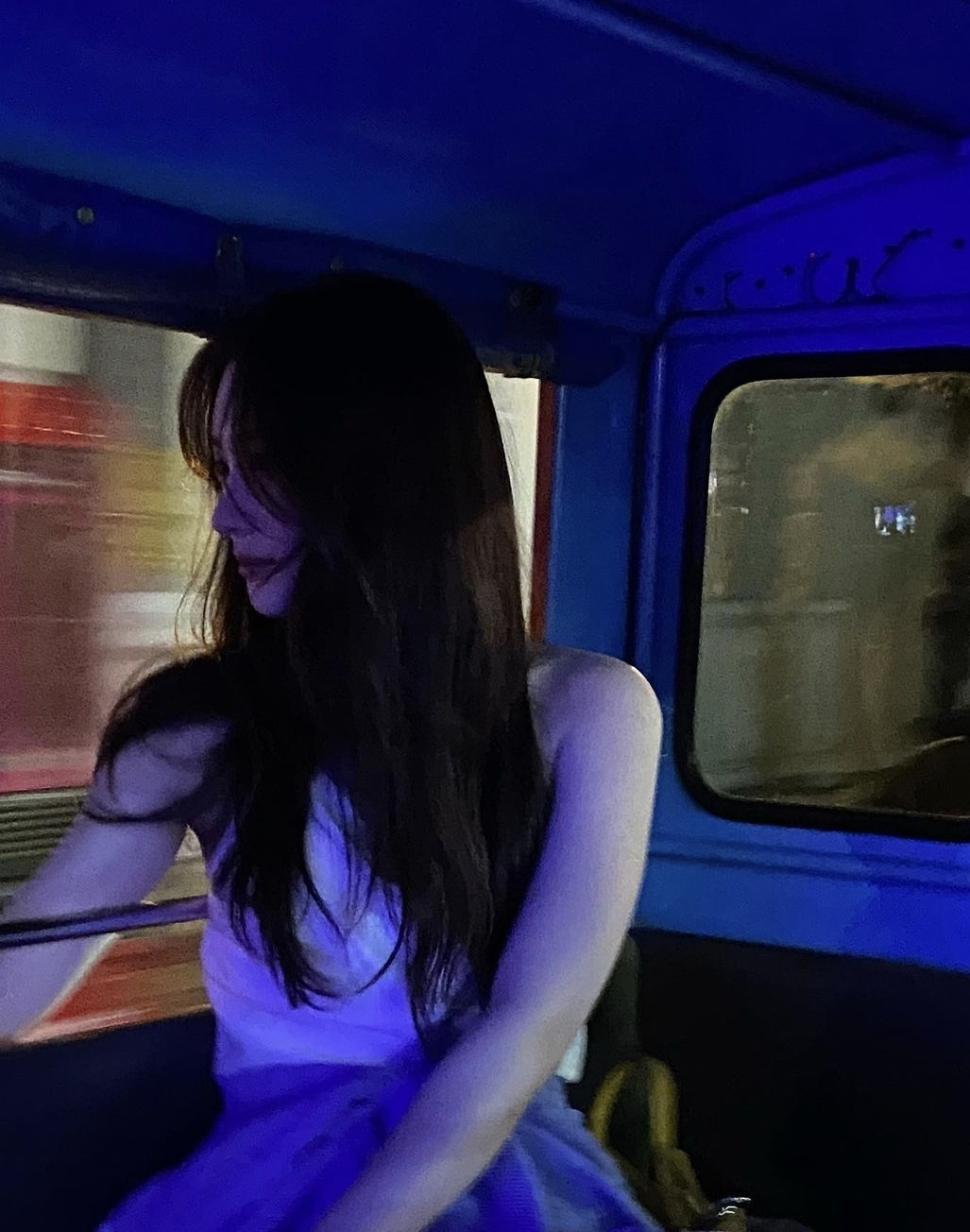 [잡담] 와 이사진 얼굴도 잘 안보이는데 예쁨이 느껴짐 | 인스티즈