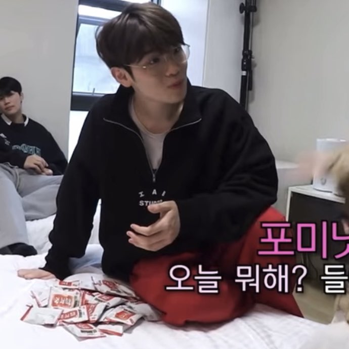 [잡담] 김태래 어쩌다가 김규빈한테 쌀과자를 왕창 받게 된 것인지 | 인스티즈