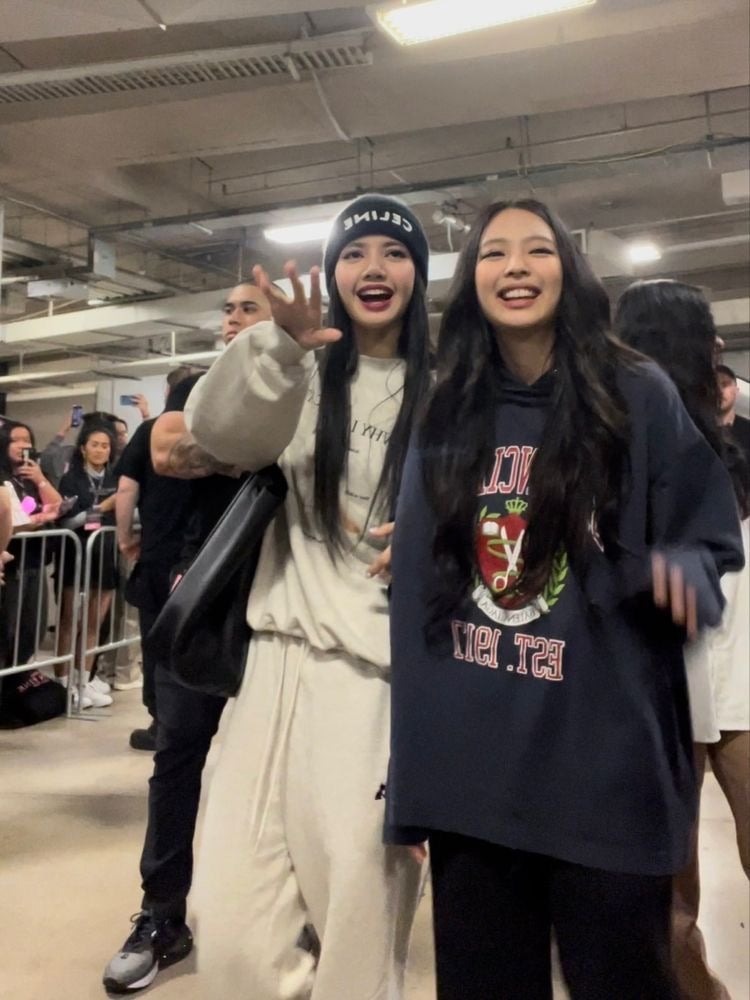 [잡담] 제니 사복스타일 바뀐거 넘 예쁘고 편해보인다 | 인스티즈