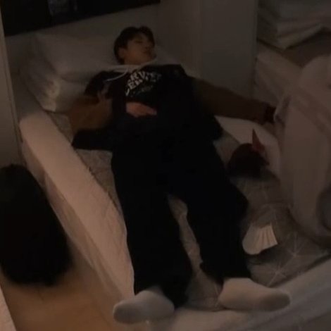 [잡담] 매튜 2분안에 잠드는 것도 신기하고 진짜 정자세로 꼿꼿하게 자는것도 신기 | 인스티즈