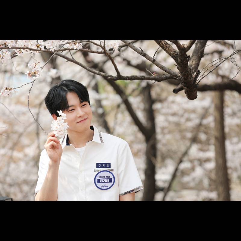 마녀랑 싸우더니 이번엔 괴생명체랑 싸우는 배우 | 인스티즈