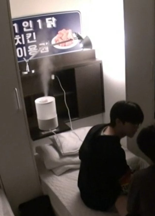[잡담] 박건욱 침대 위에 있던거 ㅋㅋㅋㅋㅋ | 인스티즈