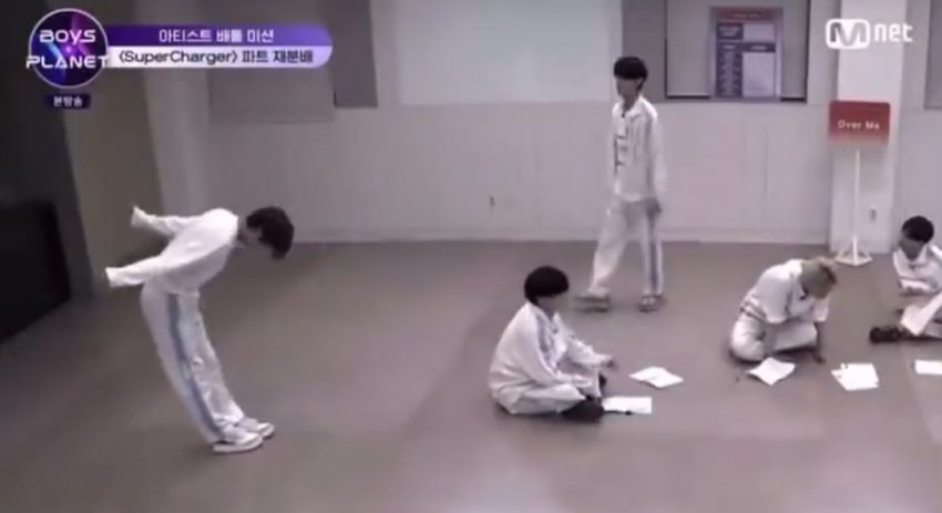 [잡담] 그와중에 왕즈하오 오버미 방출될때 90도 인사박은거 ㅋㅋㅋㅋㅋ | 인스티즈
