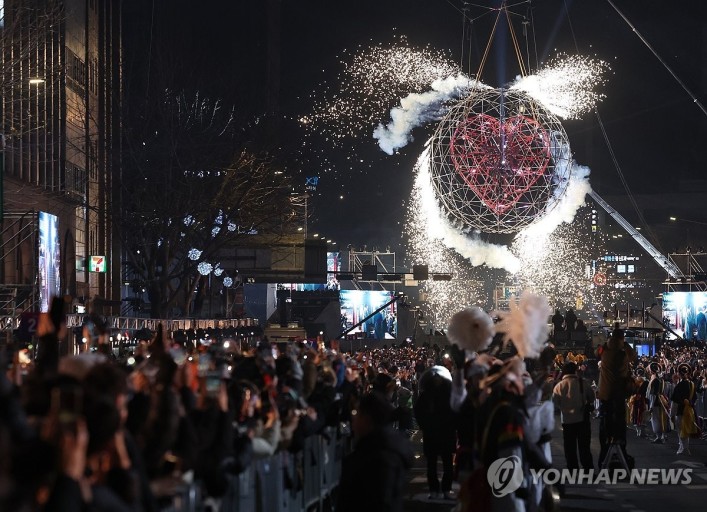 [정보/소식] 어젯밤 새해 카운트다운으로 실물 공개된 세종대로 "자정의 태양" | 인스티즈