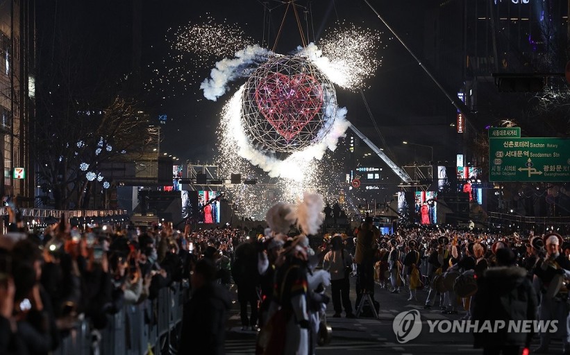 [정보/소식] 어젯밤 새해 카운트다운으로 실물 공개된 세종대로 "자정의 태양" | 인스티즈