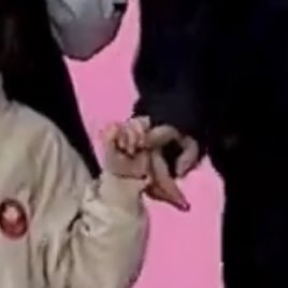 [잡담] ........🧎‍♀️아기 손이랑 성찬이 손........... | 인스티즈