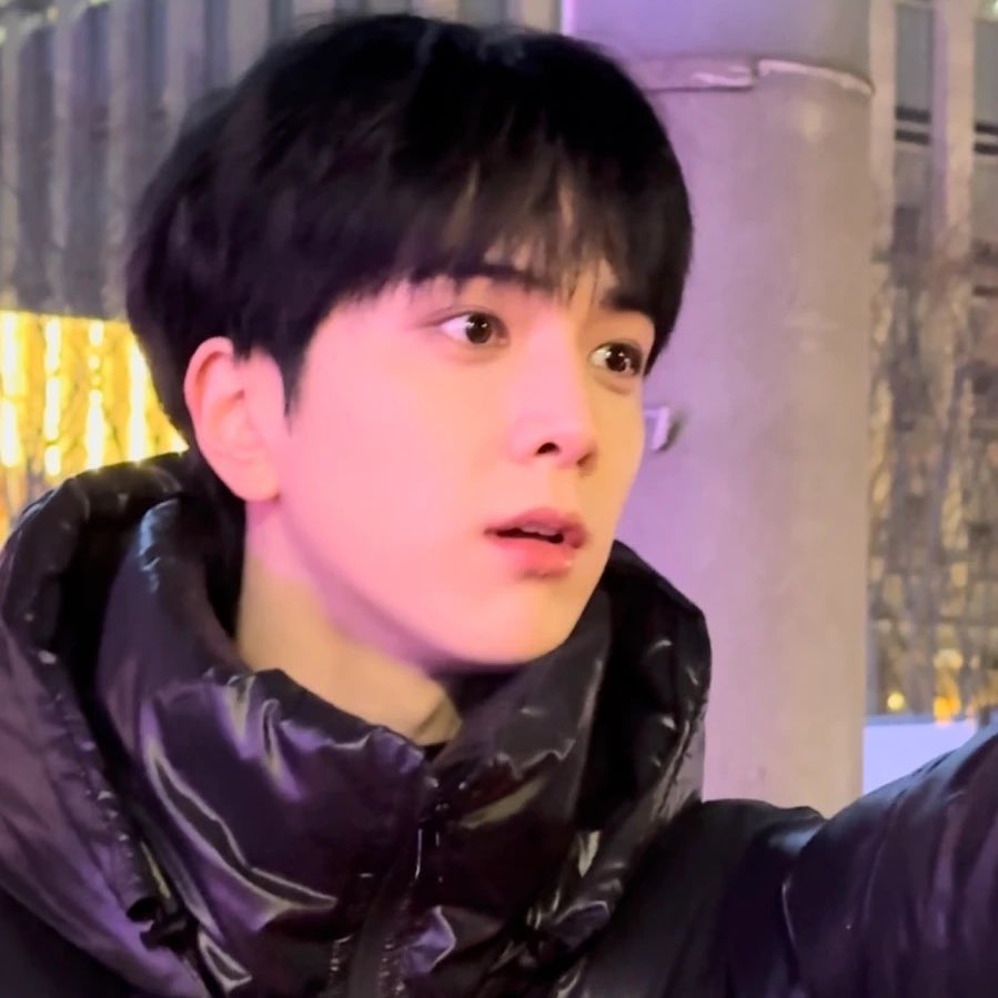 [잡담] 더보이즈 영훈 더비한테만 핫팩 준다고 더비응원봉 찾는거 너무 귀여움 | 인스티즈