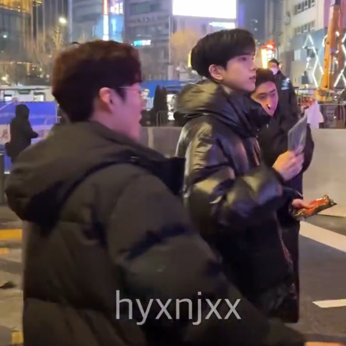 [잡담] 더보이즈 영훈 더비한테만 핫팩 준다고 더비응원봉 찾는거 너무 귀여움 | 인스티즈