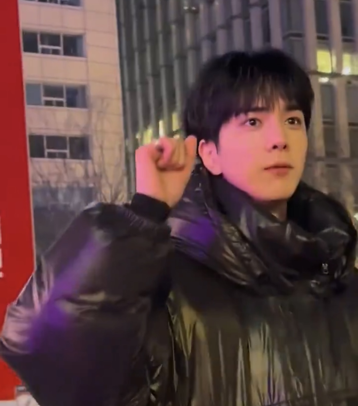 [잡담] 더보이즈 영훈 더비한테만 핫팩 준다고 더비응원봉 찾는거 너무 귀여움 | 인스티즈