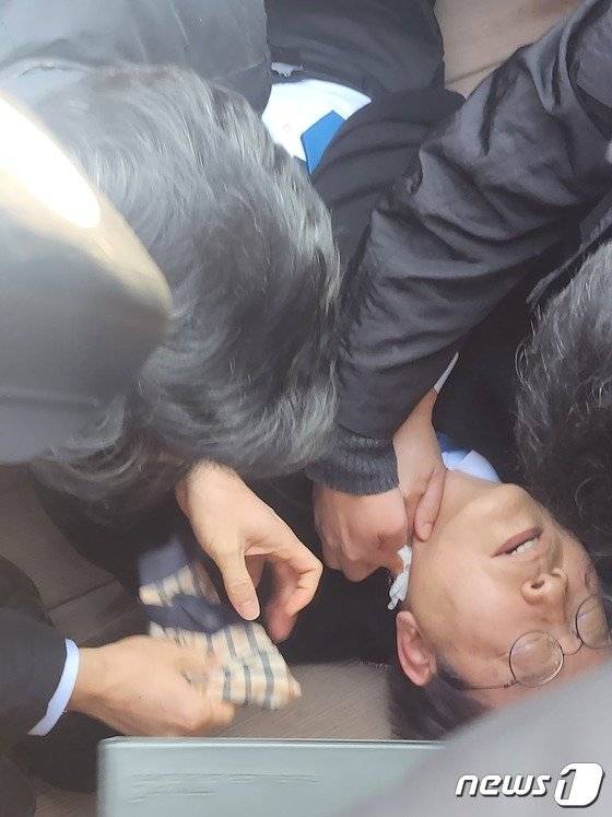 [속보] 이재명, 부산 일정 중 피격…유혈 사태 (사진주의) | 인스티즈