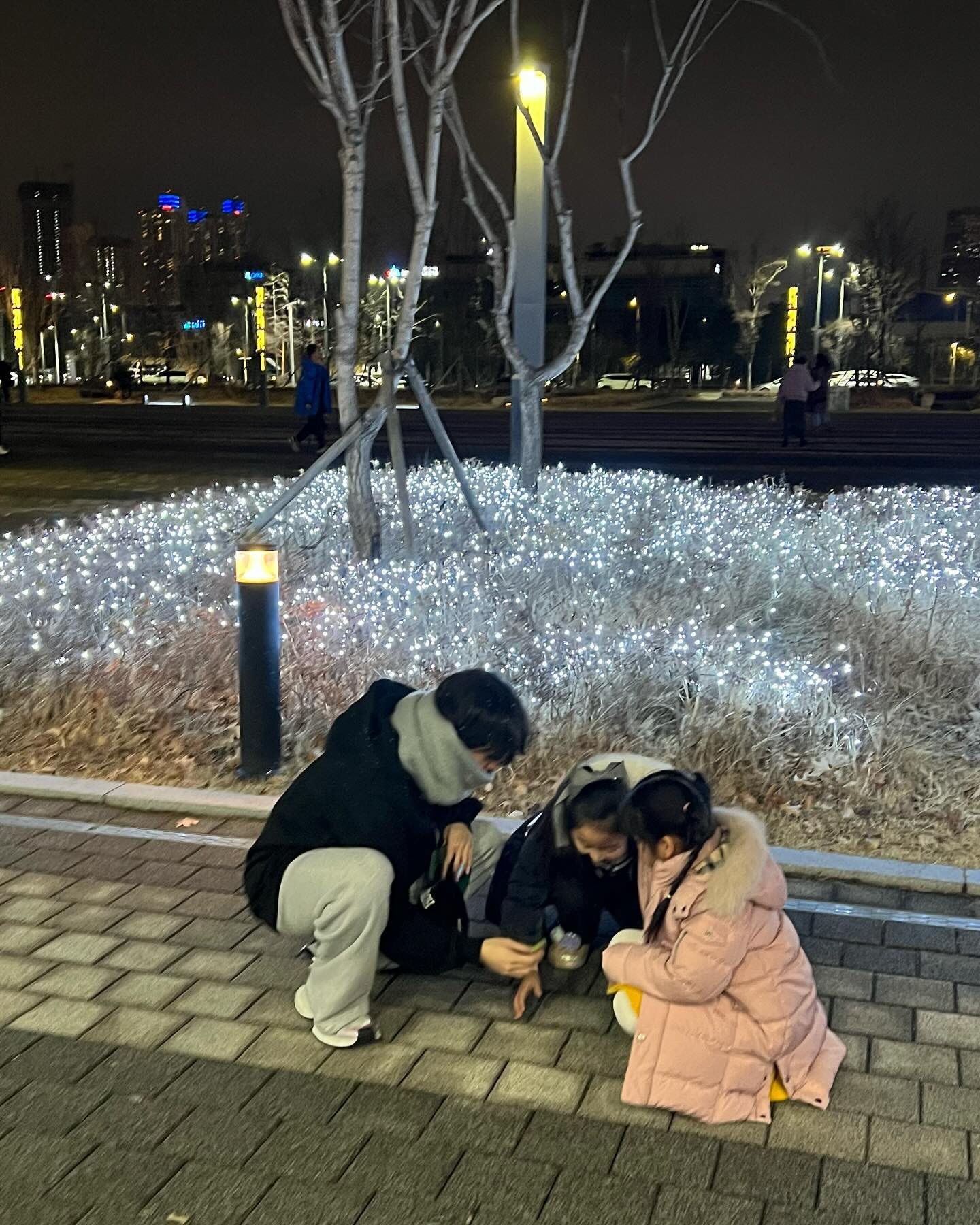 [잡담] 더보이즈 현재 이거 애기들이랑 딱지치기 한거란닼ㅋㅋㅋㅋㅋㅋㅋㅋ | 인스티즈