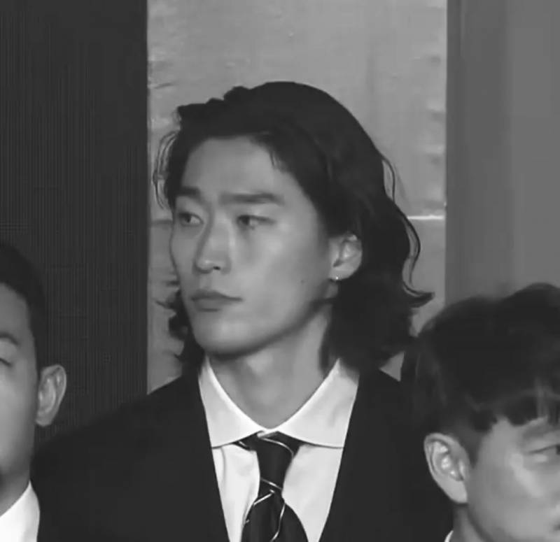 섹시한 빌런 느낌 나는 조규성의 장발&수트 조합 | 인스티즈