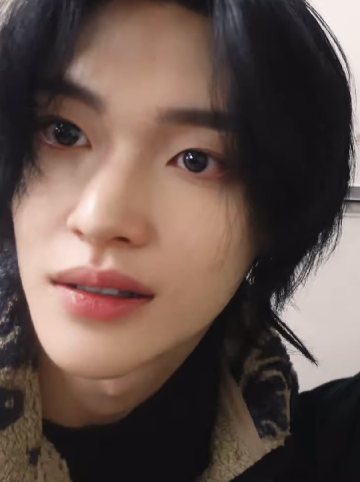 [잡담] 나 원빈이 이렇게 파란 렌즈 낀 거 볼 때마다 하는 생각인데 | 인스티즈