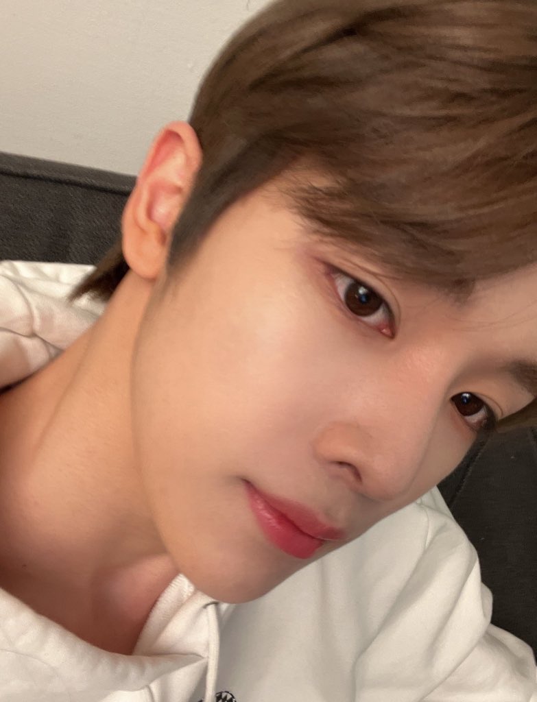 [잡담] 성찬이 이 사진은 이게 원본이야 잘린거야? | 인스티즈