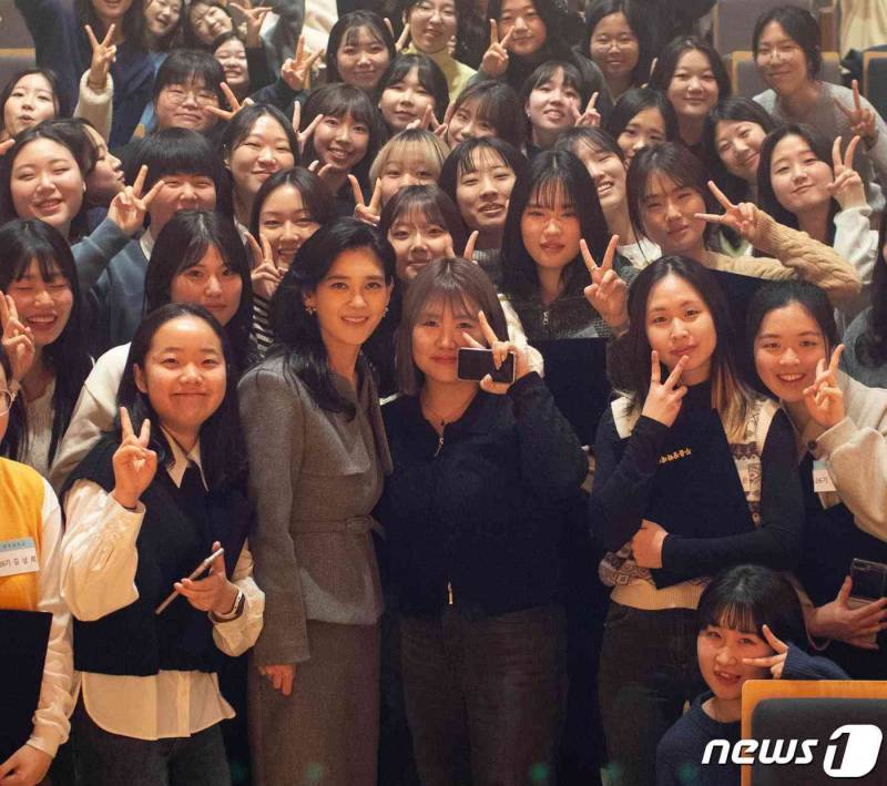 [단독] "명품 아니었네"…이부진 '11만원대 투피스' 입고 학생들 격려 | 인스티즈