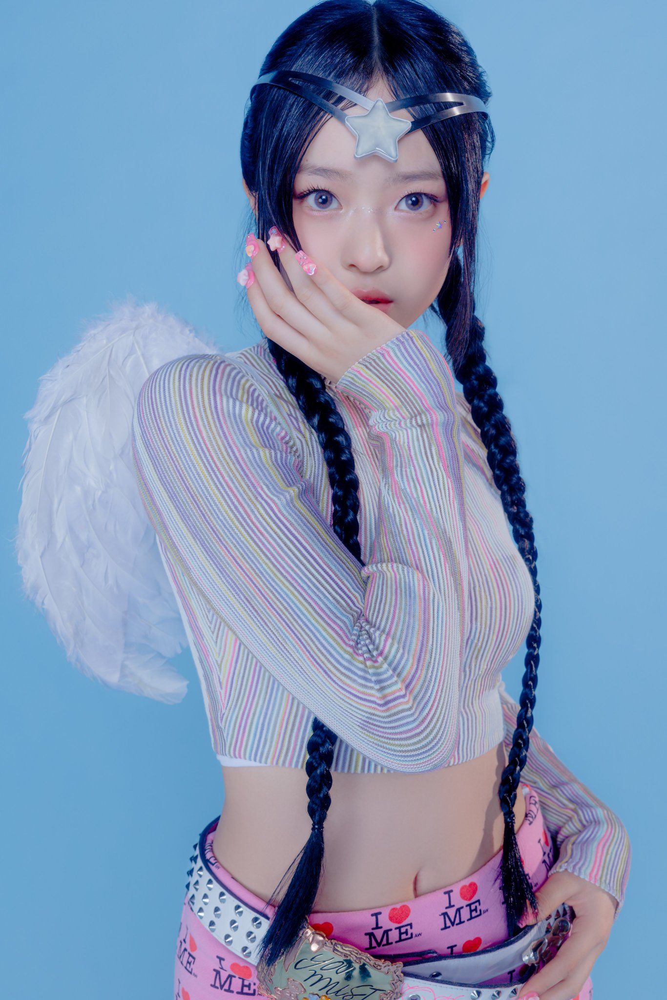 [잡담] 뉴진스 코디팀 어떻게 이런 장식을 머리에 얹을 생각을..? | 인스티즈