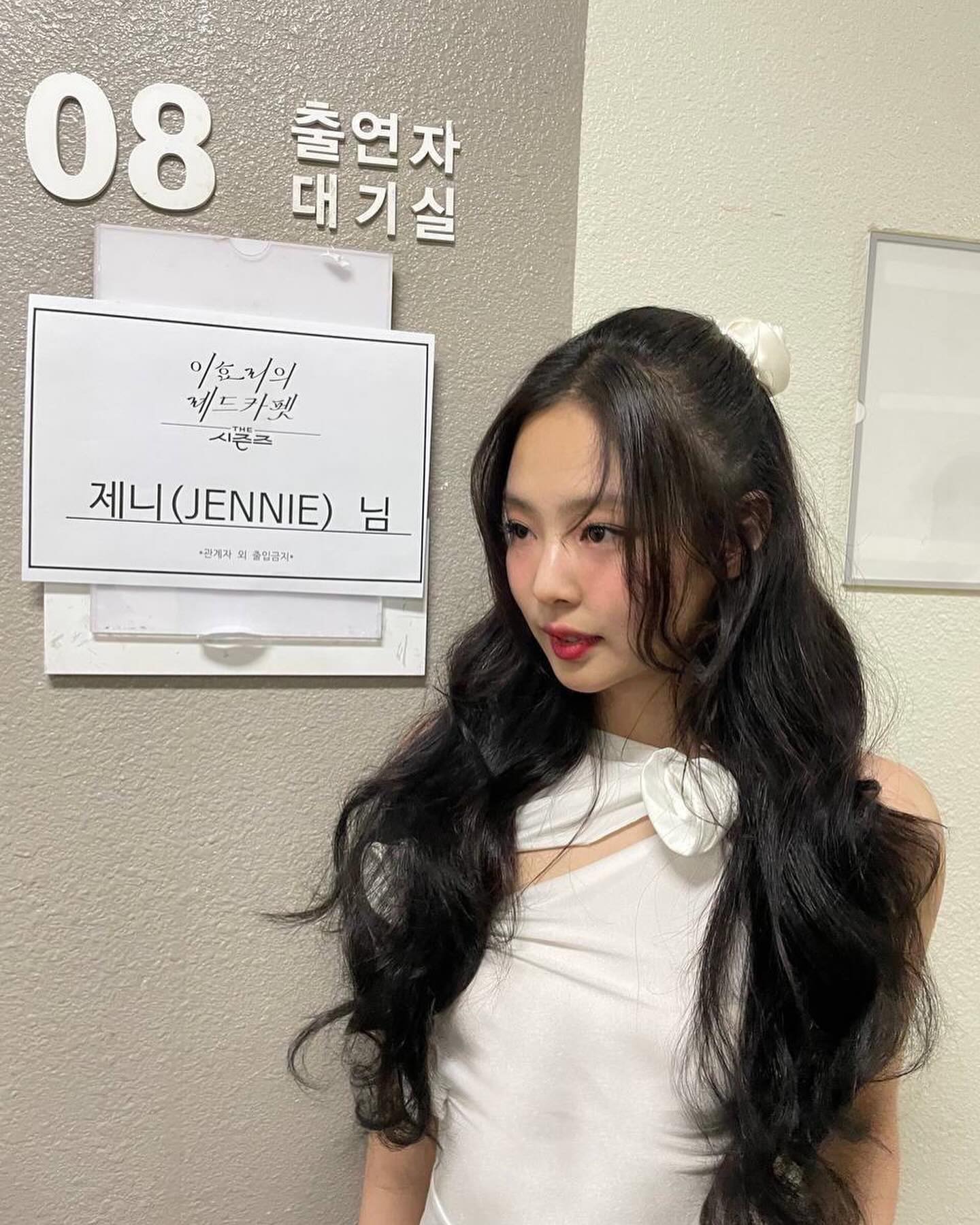 [잡담] 제니 흰색 잘어울려 | 인스티즈