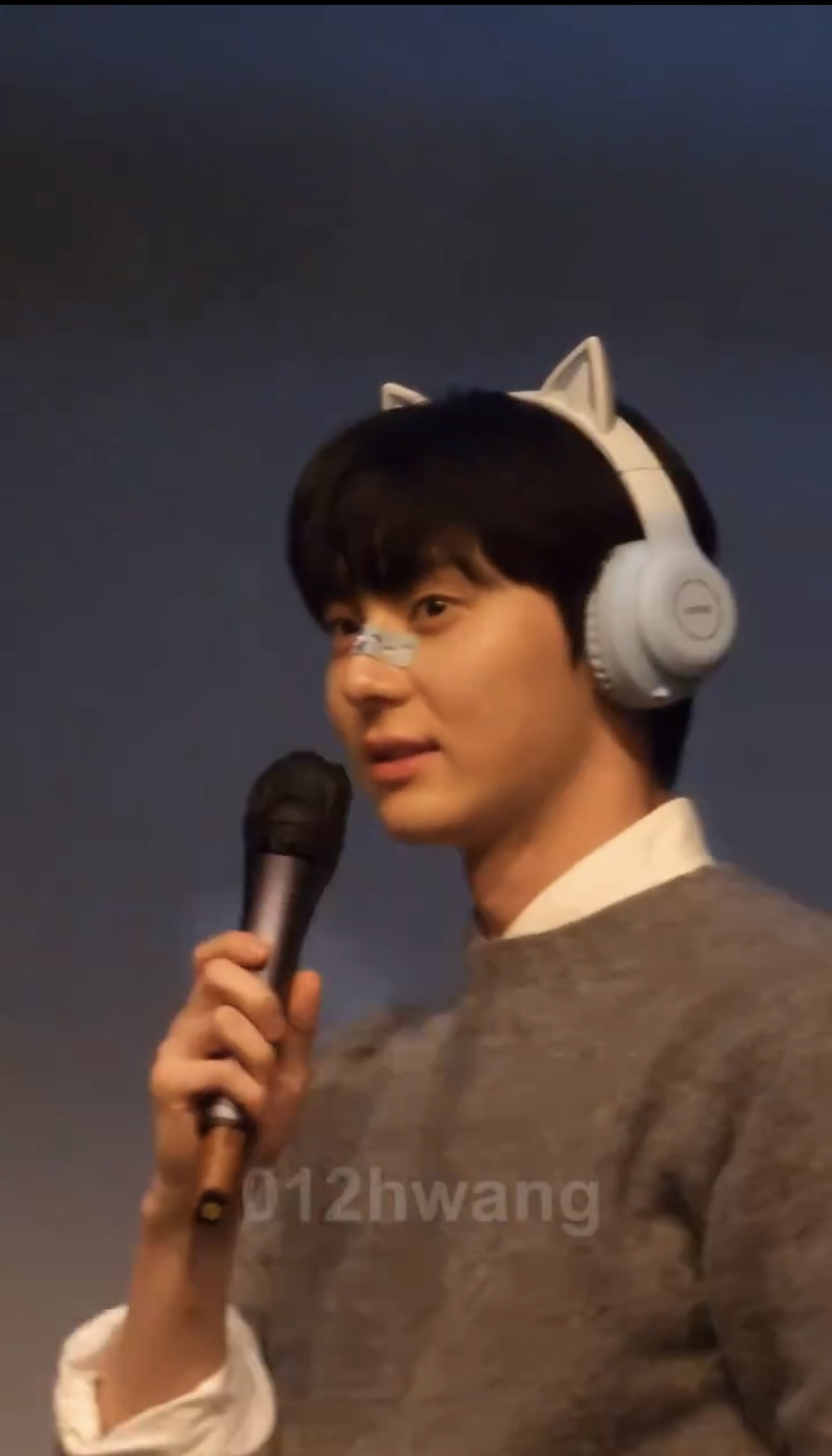 [잡담] 밴드 붙여달라니까 콧구멍,,에 붙이는 황민현 제법 킹받고 귀여워요••😢 | 인스티즈