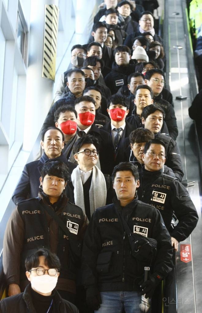 한동훈은 하얀 피부에 미소년의 얼굴을 가진, 키 크고 날씬한 몸매의 소유자 | 인스티즈