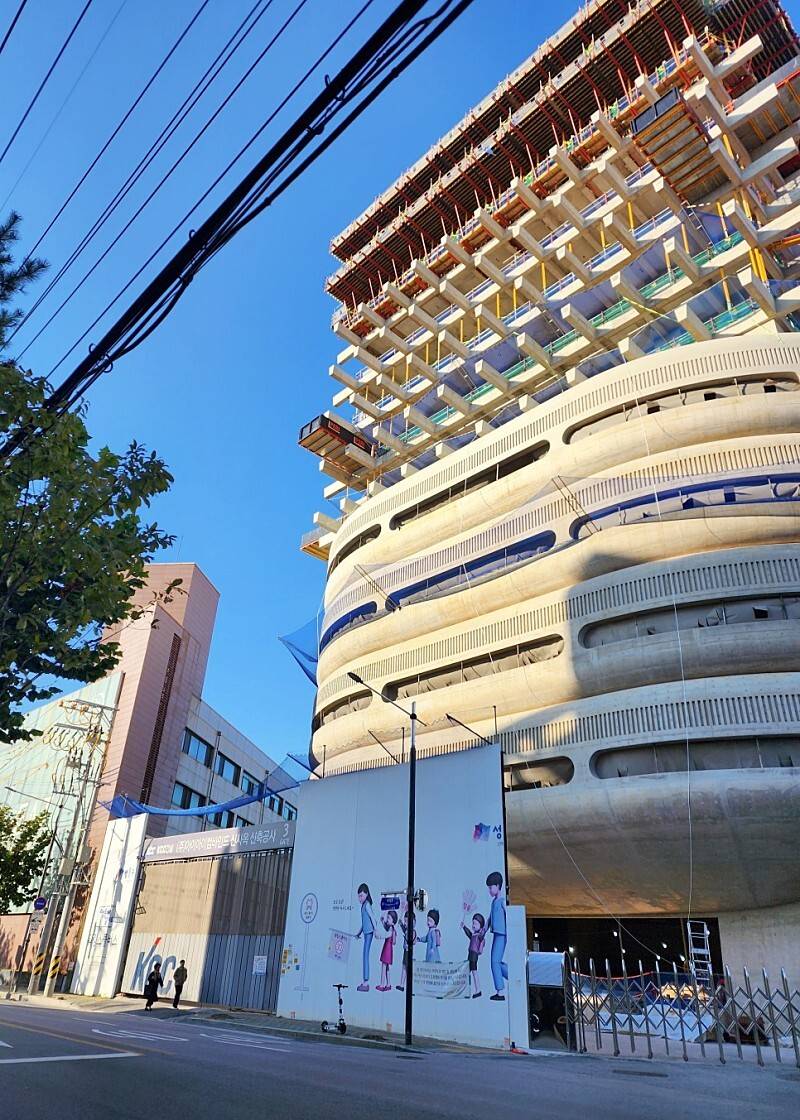 현재 반응갈리는 젠틀몬스터 성수동 신사옥.JPG | 인스티즈
