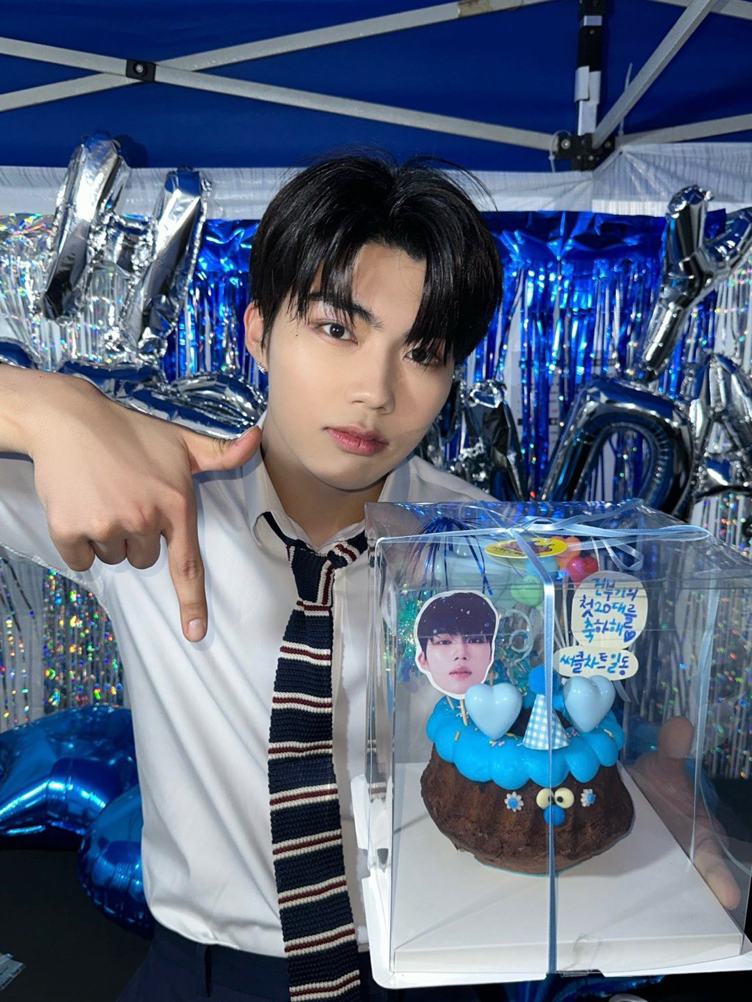 [잡담] 써클차트에서 박건욱 생일이라고 대기실도 꾸며줬나봐 | 인스티즈