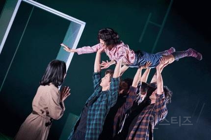 "그 무대, 꽃길이 아니어도"…세정, 연극으로 또 자랐다 (템플) | 인스티즈