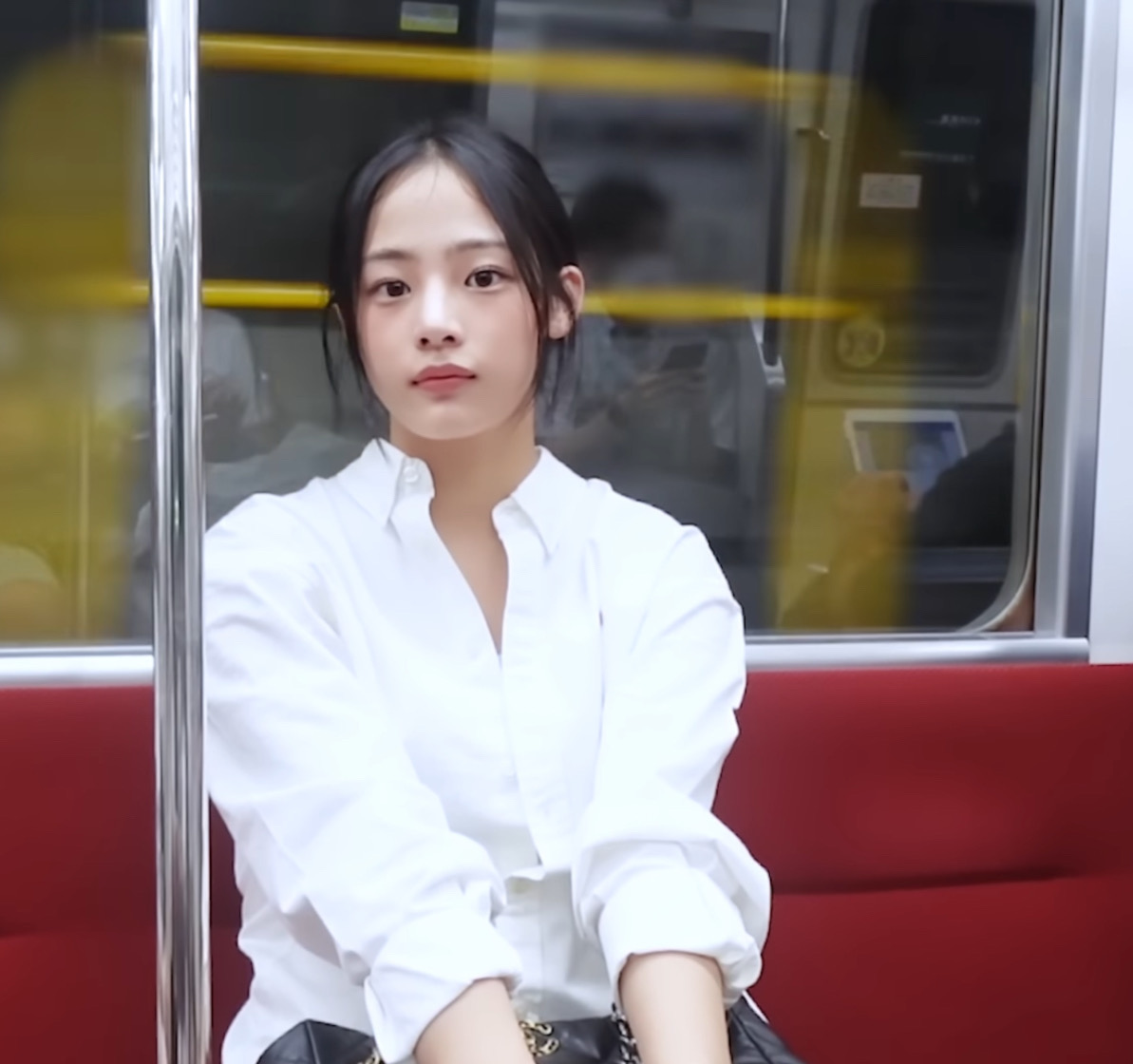 [잡담] 뉴진스 민지 가족여행 가서 셀프메이크업 한거 보면 | 인스티즈