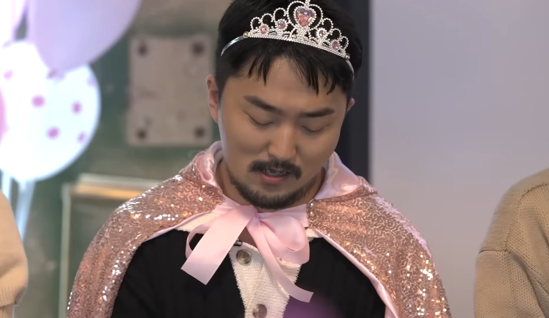 [잡담] 아 유병재 생일파티 양옆에 앉은사람 보고 웃참하는거 ㅋㅋㅋㅋㅋㅋ | 인스티즈