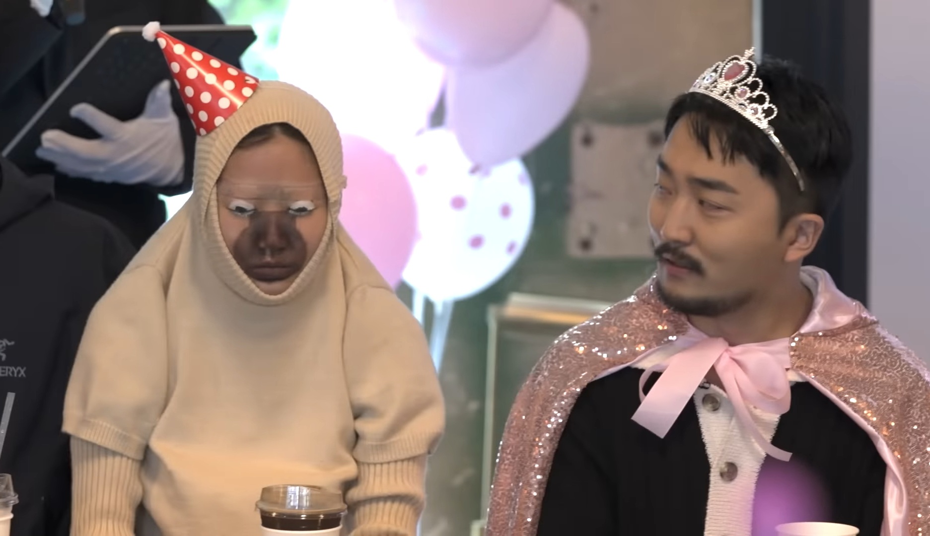 [잡담] 아 유병재 생일파티 양옆에 앉은사람 보고 웃참하는거 ㅋㅋㅋㅋㅋㅋ | 인스티즈