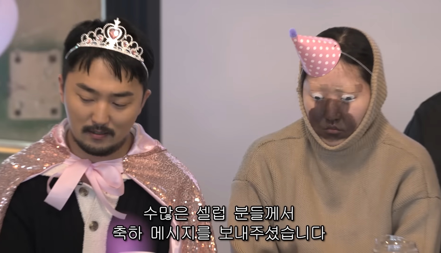 [잡담] 아 유병재 생일파티 양옆에 앉은사람 보고 웃참하는거 ㅋㅋㅋㅋㅋㅋ | 인스티즈
