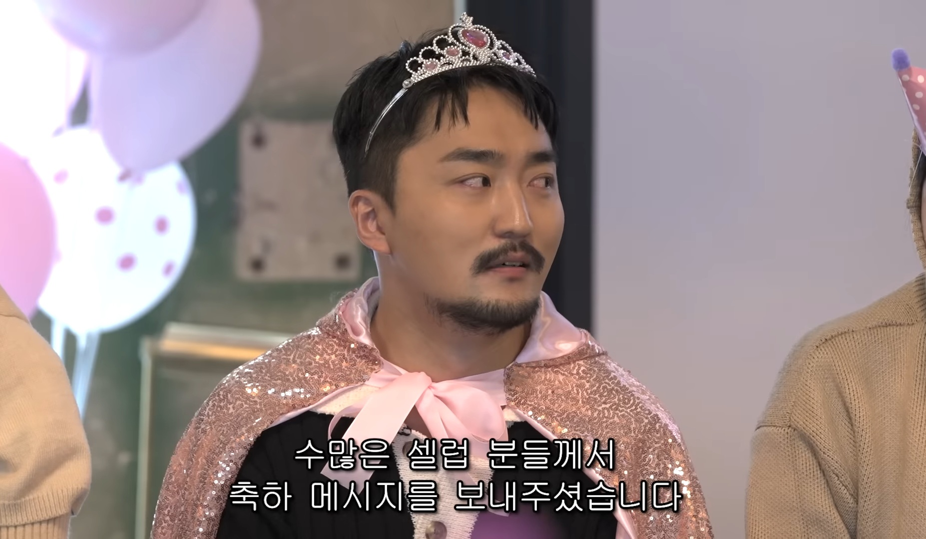 [잡담] 아 유병재 생일파티 양옆에 앉은사람 보고 웃참하는거 ㅋㅋㅋㅋㅋㅋ | 인스티즈