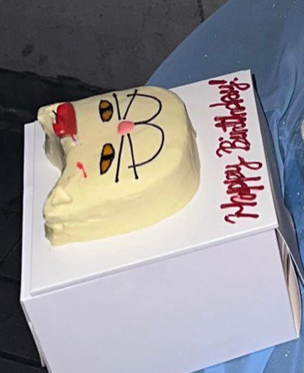 [잡담] 제니 올해 생일케이크들 엄청 많다 | 인스티즈