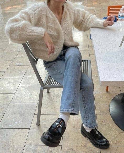 [잡담] 나 프라다 로퍼 있는데 흰양말이랑 신으면 원래 이쁜거 맞는데...... | 인스티즈