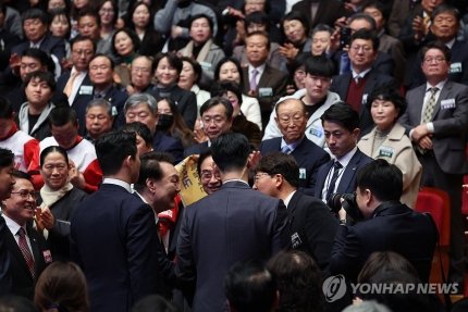 [정보/소식] 국회의원이 대통령한테 쓴 소리 했다고 입막힌채 끌려나가는 오늘자 대한민국 | 인스티즈
