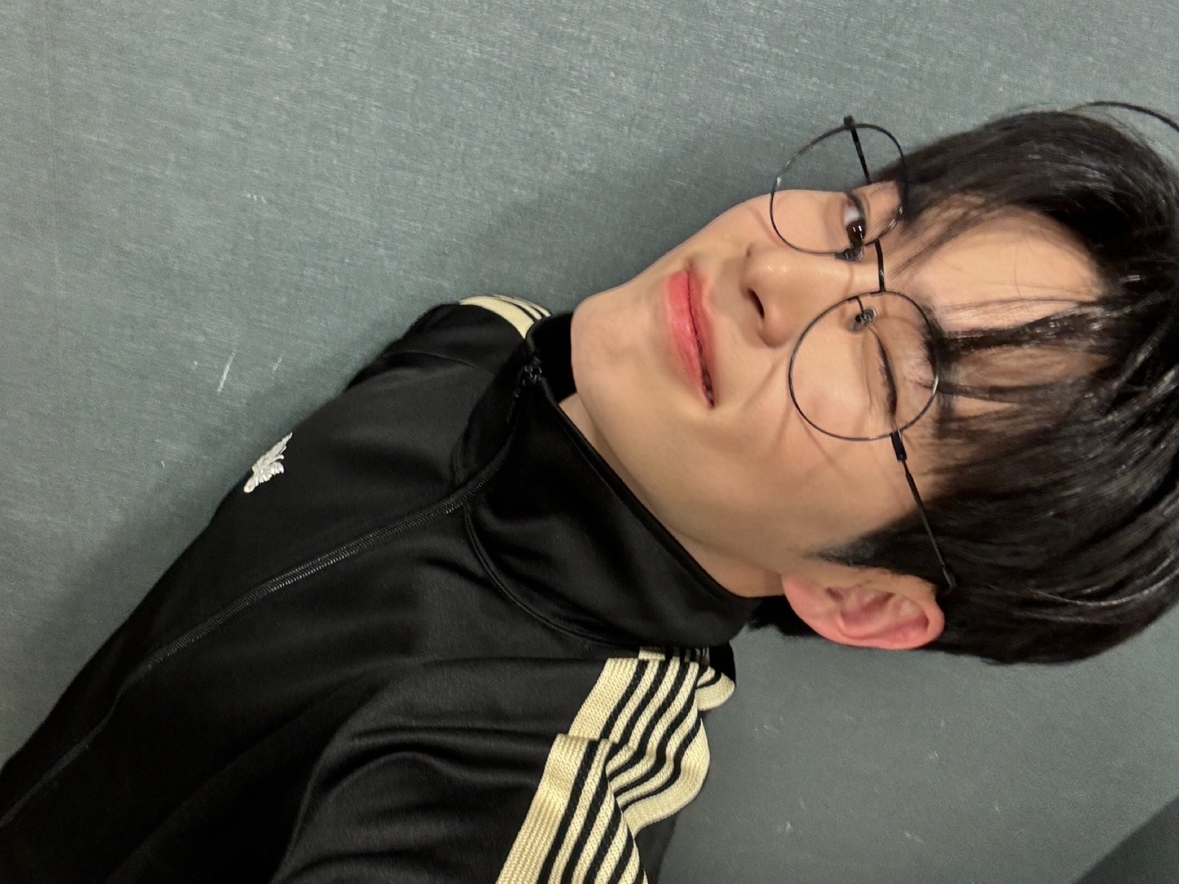 [잡담] 성한빈 아디다스져지 셀카 에반데 | 인스티즈
