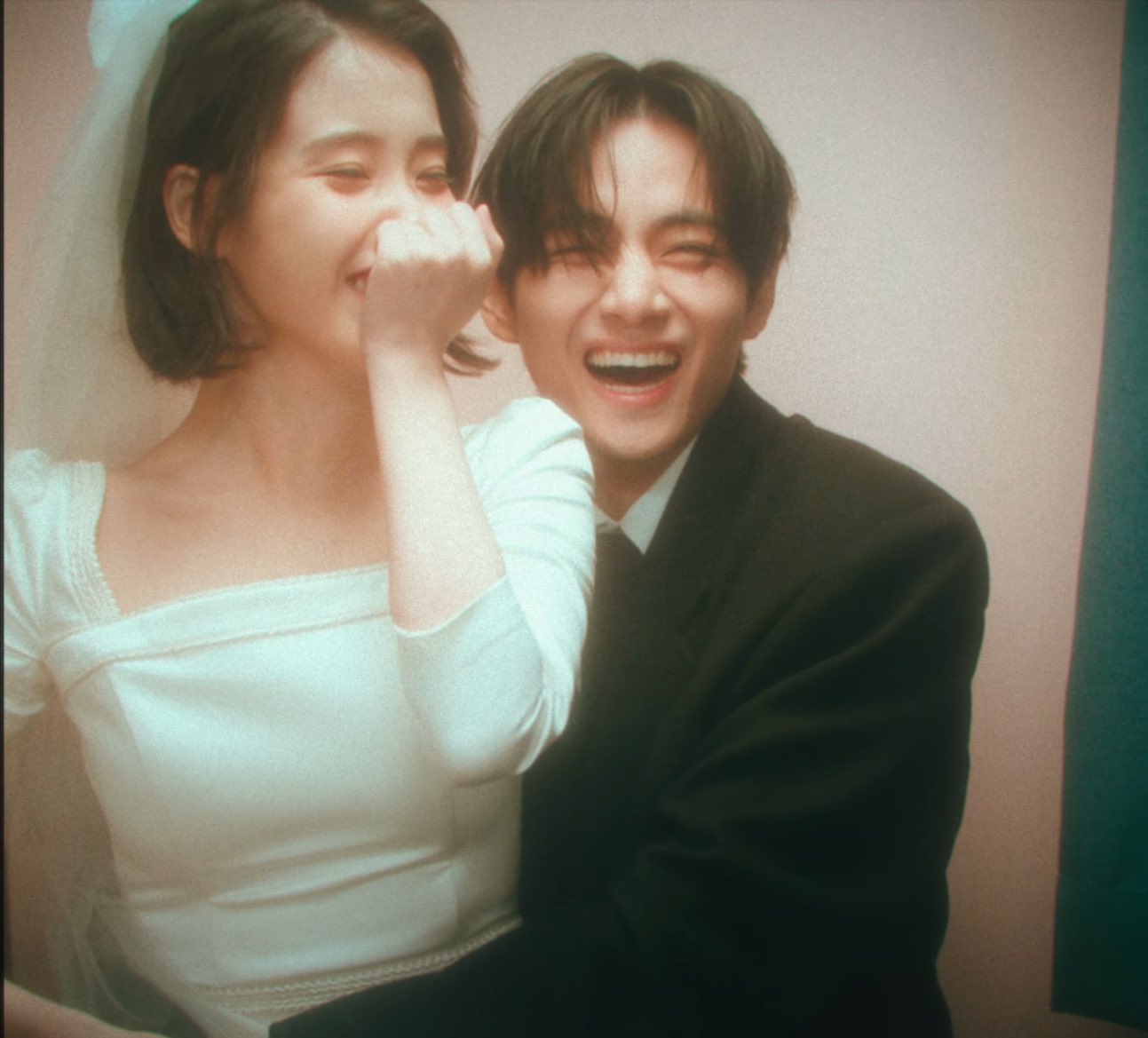 [잡담] 아이유 뷔 투샷 넘 설렌다.. | 인스티즈