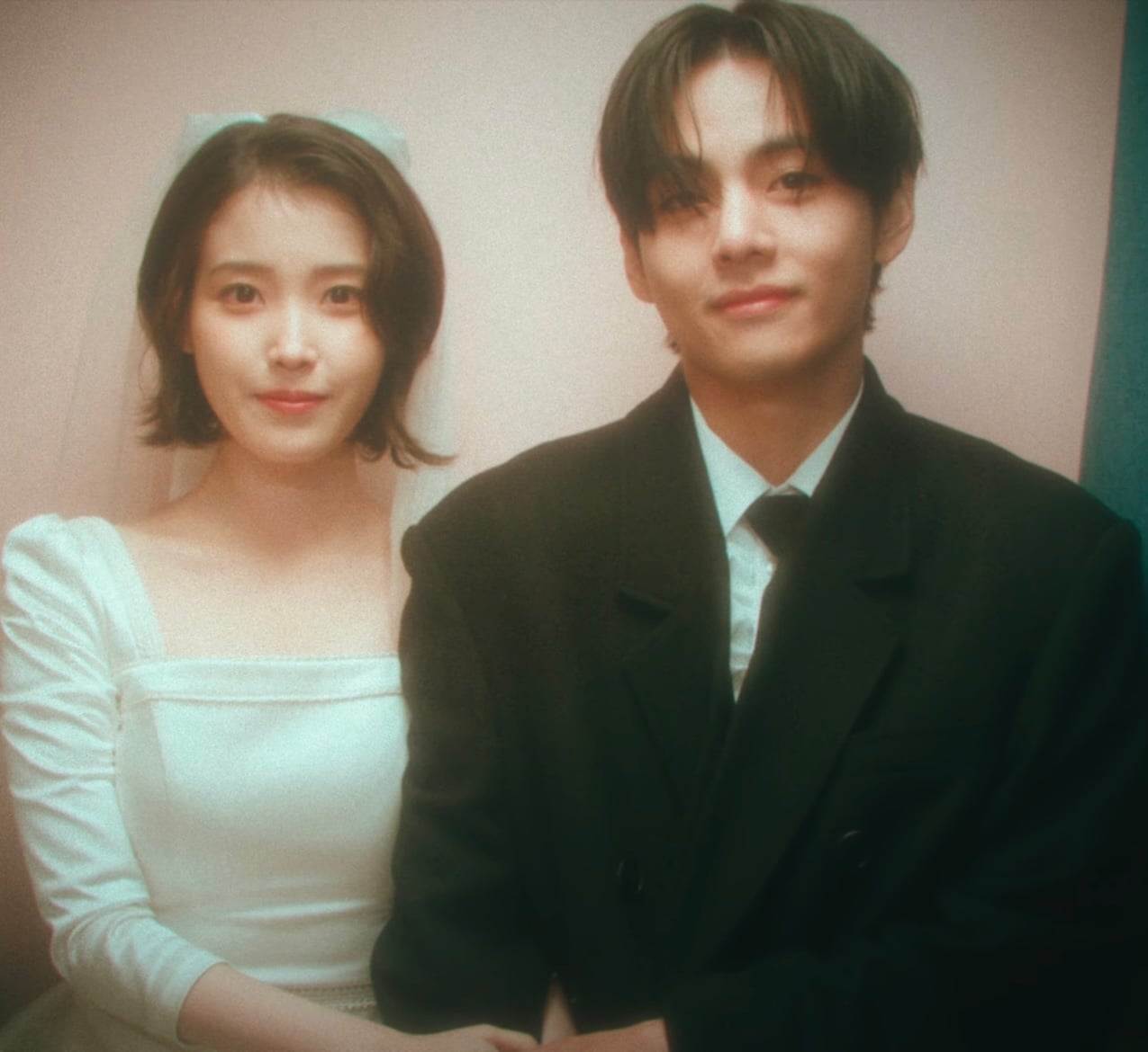 [잡담] 아이유 뷔 이거 빨리 금손님들이 합짤 만들어줫으면 | 인스티즈