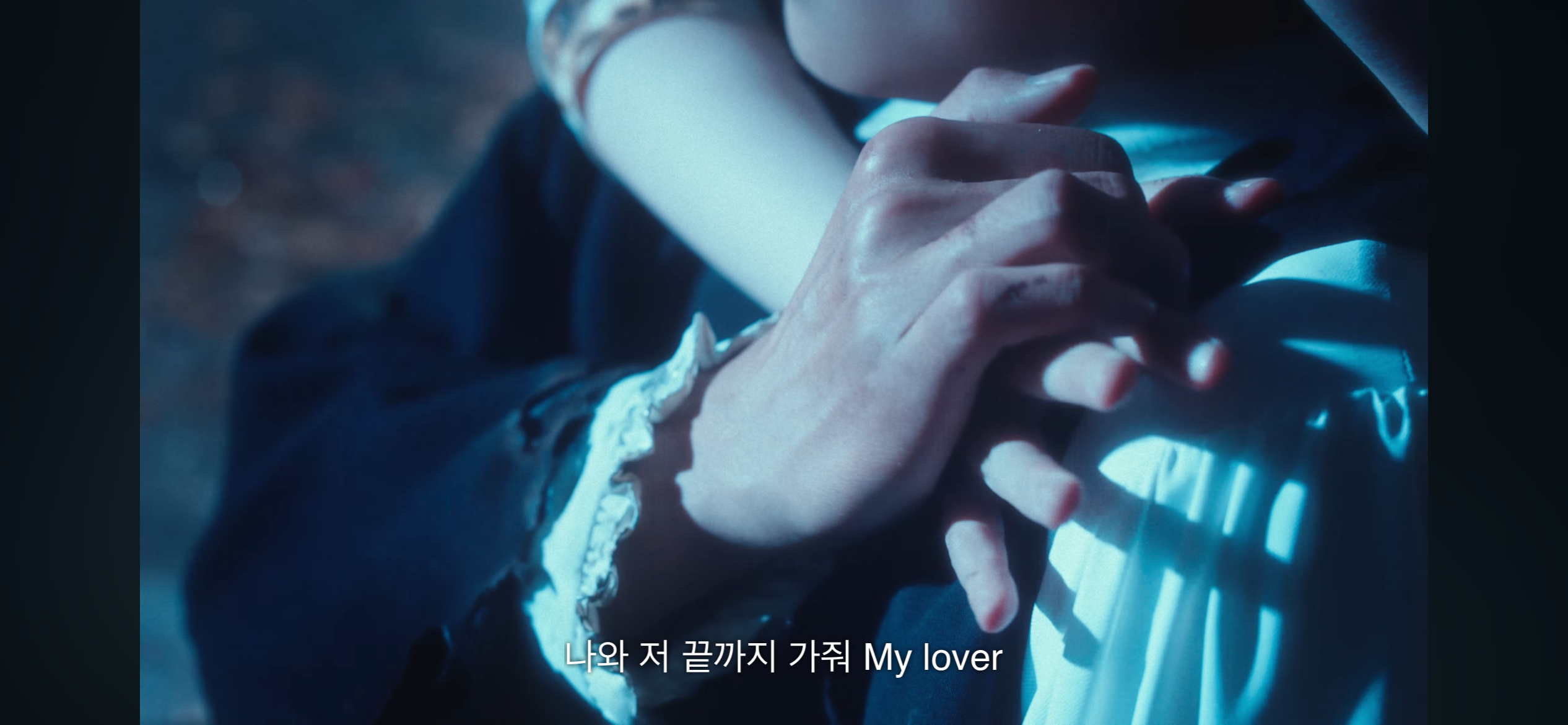 [잡담] 아이유 뷔 손 꽉잡고있는것봐 | 인스티즈