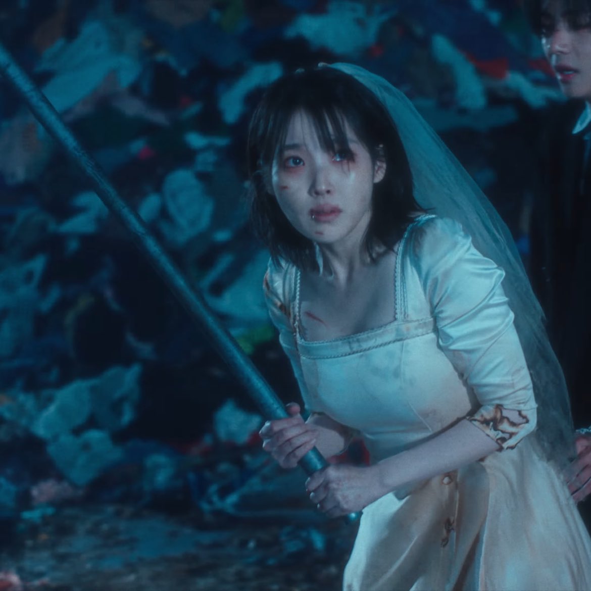 [잡담] 아이유 웅니….이런표정으로 사랑하는 사람지키겟다고 맞선겨..? | 인스티즈